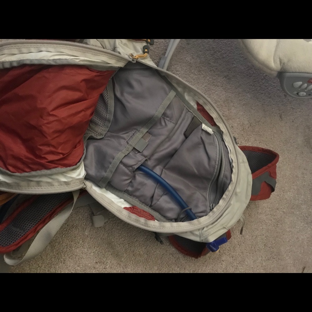 Camelback back pack - Picture 3 of 4